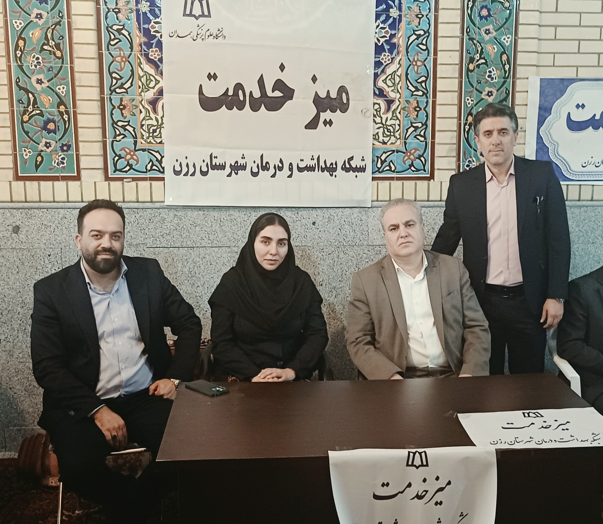 به مناسبت هفته دولت میز خدمت مجموعه شبکه بهداشت و درمان شهرستان رزن در مسجد جامع شهر برپا شد